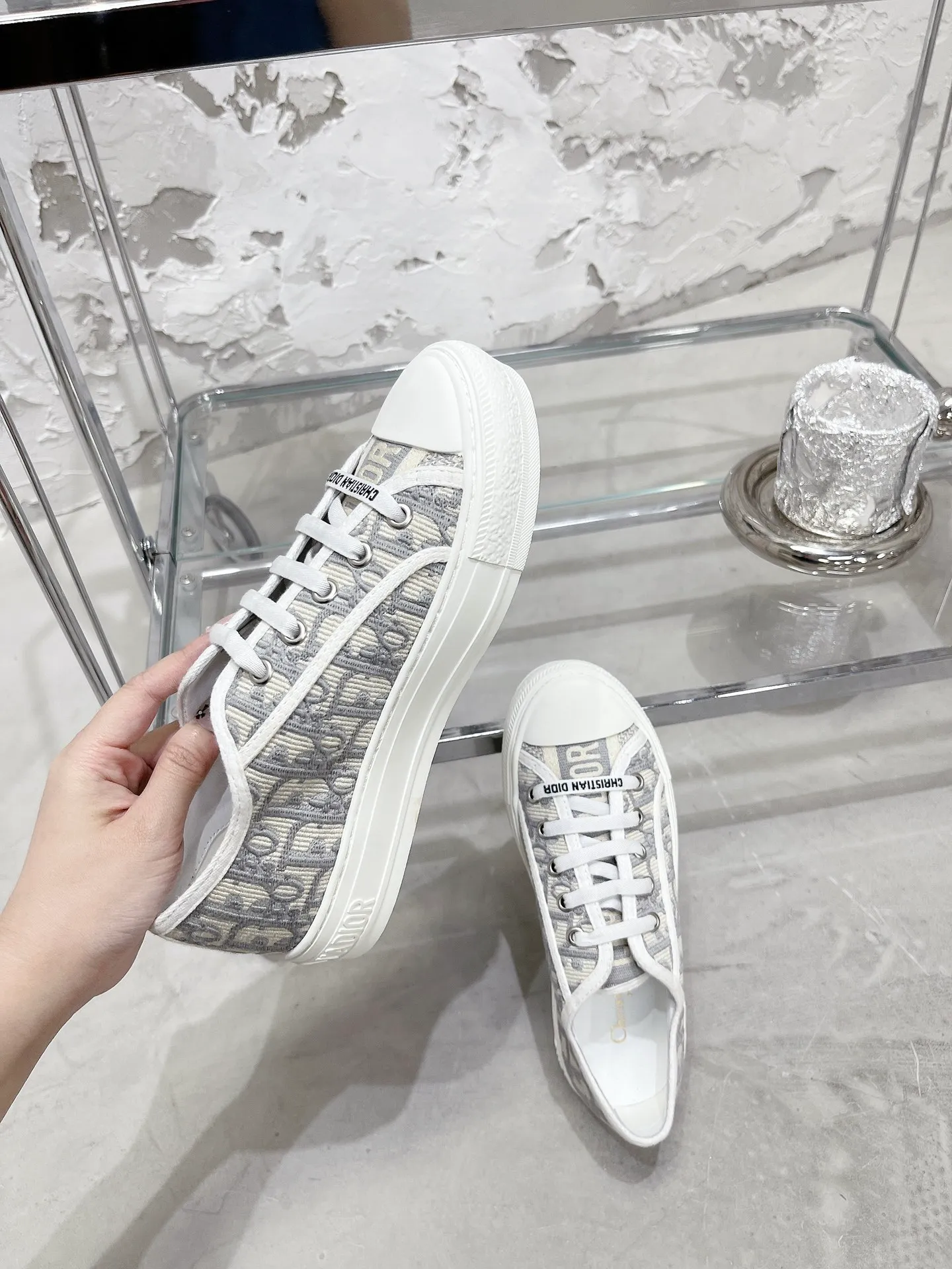 👟👟Ex-factory price 480👟👟 WALK N DIOR embroidered canvas shoes, flat casual shoes, Valentine's Day limited sneaker series, 100% cotton silk double-sided three-dimensional embroidery, hot sale in authentic stores, Ins star internet celebrity concave style show.  All materials of this shoe are original molds, right down to the hardware, laces, outsole, 👟👟 ex-factory price U mid-pad... The upper fabric is made of double-sided pure cotton silk three-dimensional electric embroidery. Each style looks colorful, but it does not make it difficult to match clothes. The entire series is like a piece of handicraft, unique!  ▪️Inner lining: full-grain mixed sheep silk sheepskin ▪️Foot pads: imported cowhide of the same color, comfortable to the feet ▪️My last style is exactly the same as Z👟👟 ex-factory price, welcome to compare. My color matching is complete, and the counter has a full set of packaging. Code number: 35-40 (women's model 41 is custom-made and cannot be returned or exchanged)